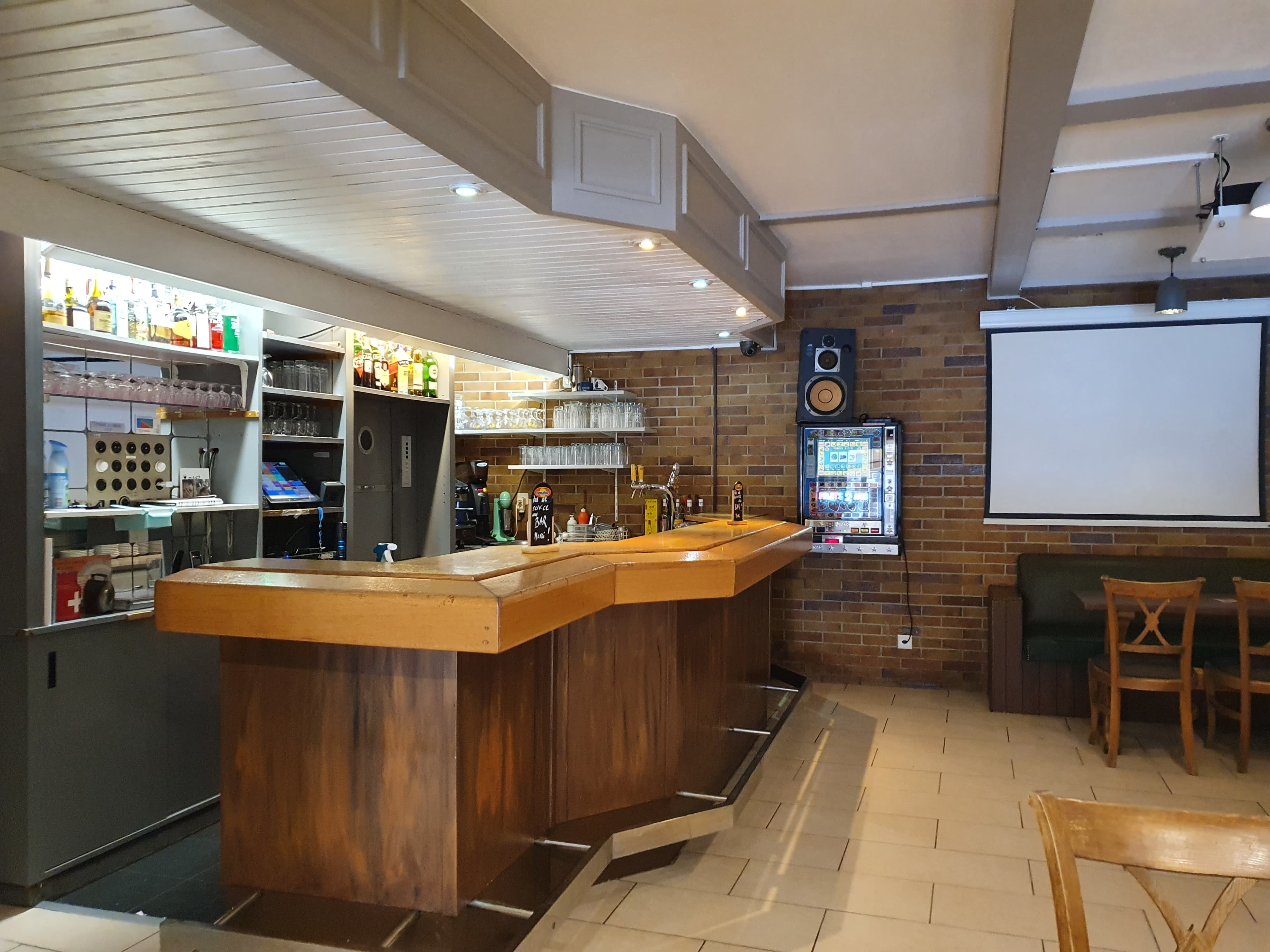 Le bar du Bistrot du Parc, mur de briques